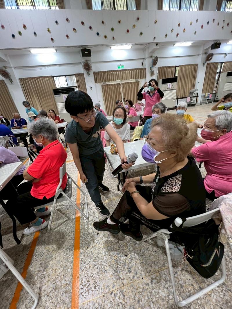 學員們很熱烈的回應老師的問題和分享案例