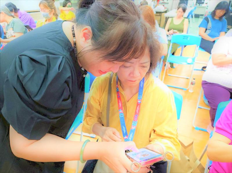 學員潘姐：這次參加Canva課程收穫很多，尤其是學會IG限動設計的技巧，對我來說非常實用。老師示範了很多實際案例，讓我們一步步照著做，學起來很有系統。未來社區活動需要宣傳時，我也可以自己動手設計，讓內容更吸睛、更具專業感。