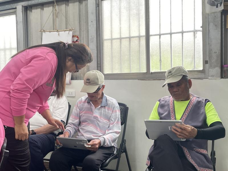 協助當面實際帶領長輩操作一次網路防詐工具，透過互動示範與案例演練，讓民眾親身體驗並深刻理解防詐觀念的重要性與實用技巧。