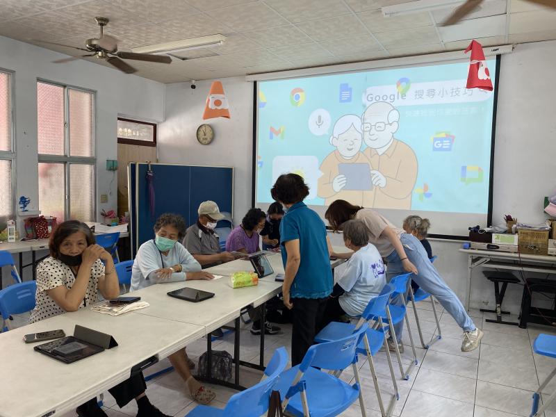 長輩們嘗試搜尋資料，部分長輩等待個別指導，部分長輩已進行查找。