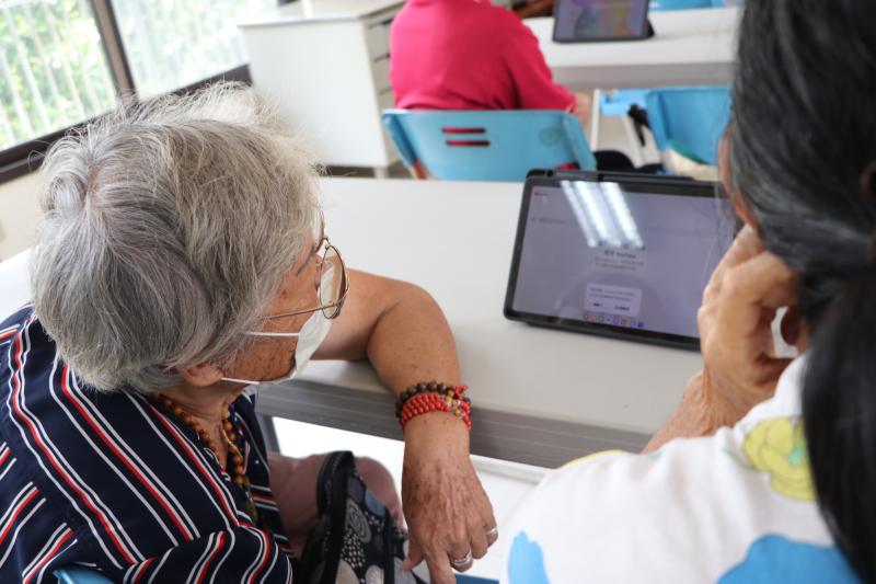 我會用平板連接Wi-Fi