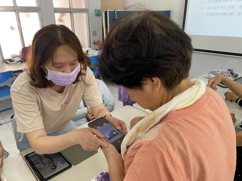 從旁指導協助，慢慢學會如何穩住雙手，拍照片。