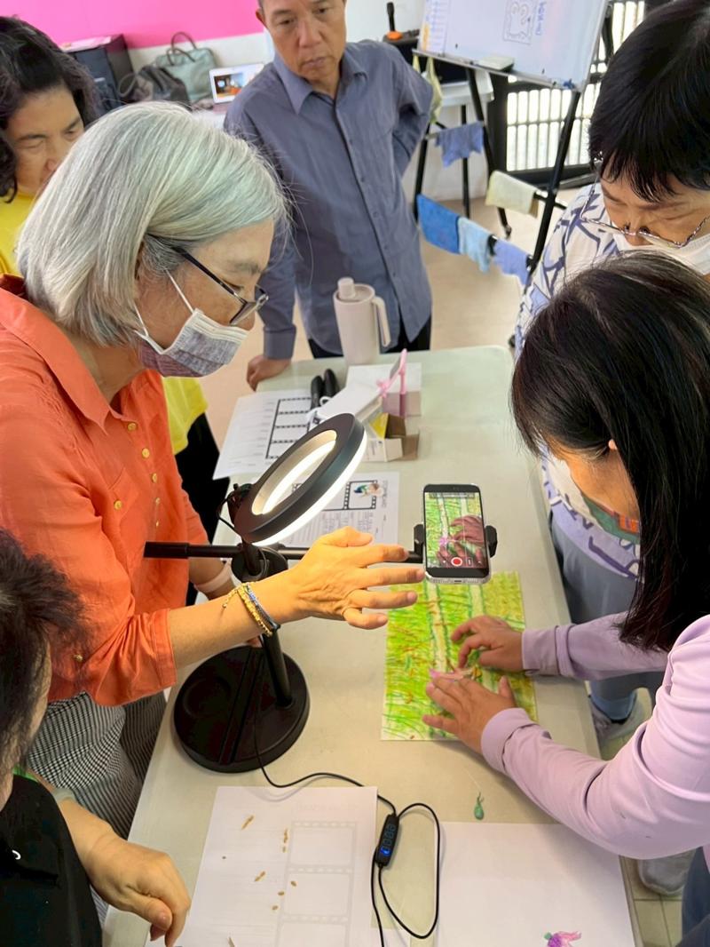 大家分工合作一起製作、拍出定格影片