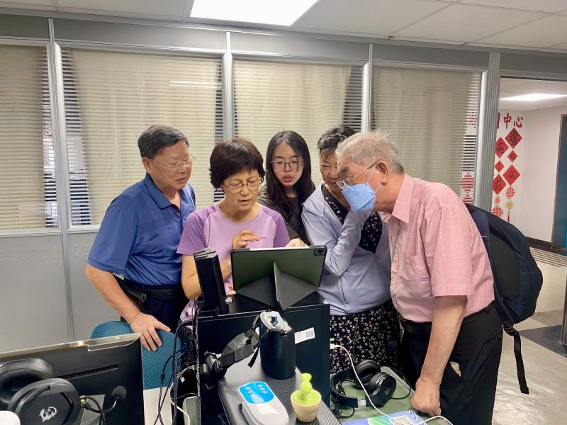 學員圍在一起研究