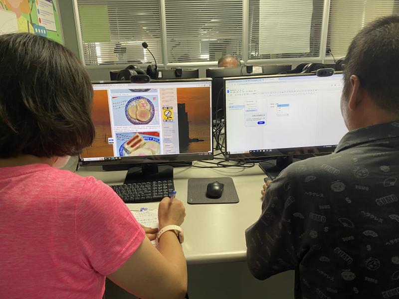 學員們開始使用圖片進行排版設計。