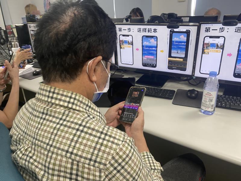 學員們用手機練習操作社群媒體工具。
