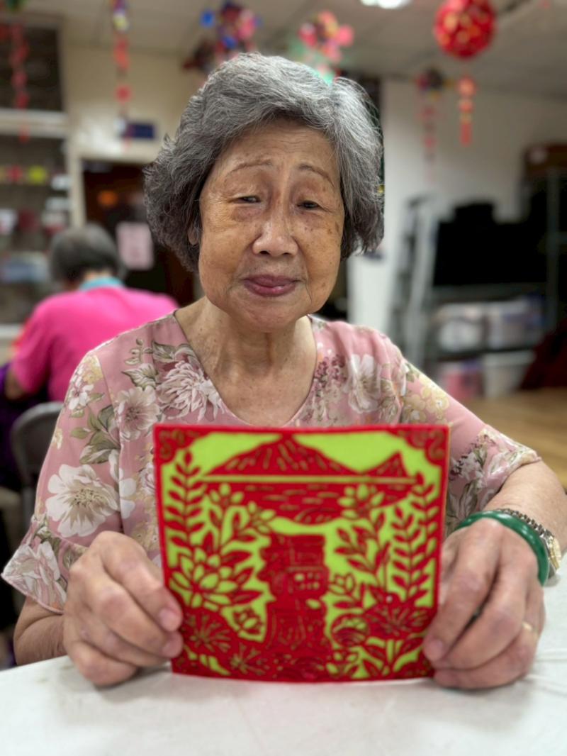 每件作品皆蘊藏地方韻味——無論是象徵福成意象的藍染植物、描繪海港風情的圖像，或取材自廟宇剪紙圖樣的窗花設計，不僅展現細膩美感，更深刻承載著土地的故事與文化記憶。