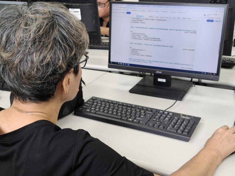 學員挑戰「一把罩闖關」，上網查資料