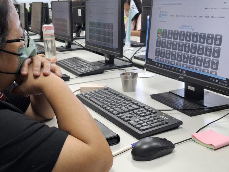 在老師的協助下，學員陸續完成線上資源註冊並玩起闖關活動