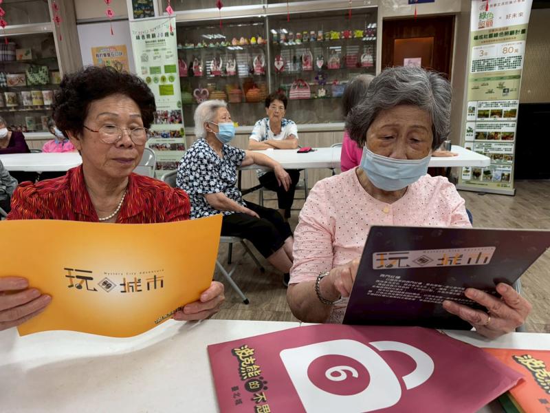 學員摸索紙本解謎道具