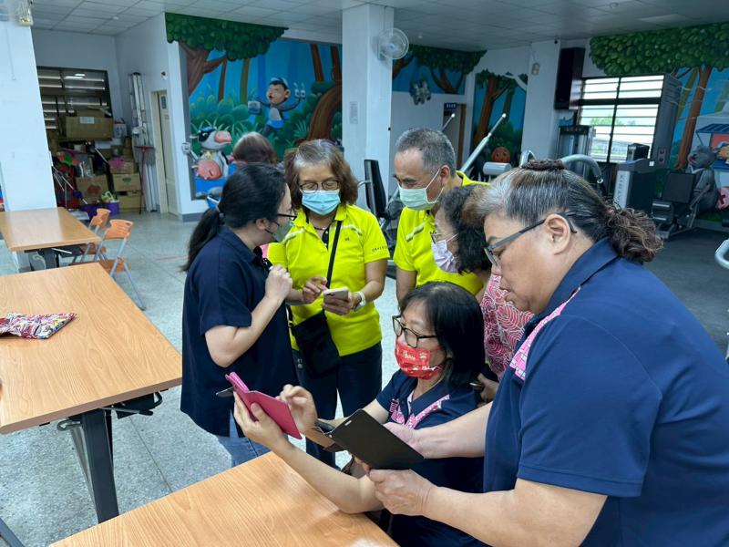 講師親自下台指導學員，如何設定攝影功能