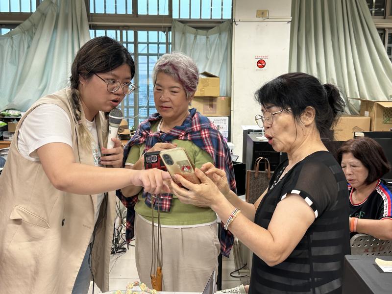 打字太慢老師指導學員下載Ai_ChatGpt編輯區塊可以用麥克風講的方式.