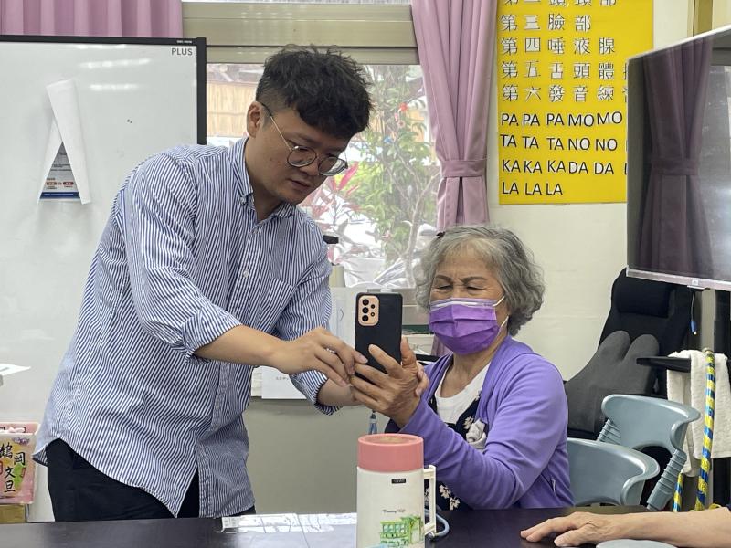 學員練習使用智慧型手機進行錄影，未後續課程的直播體驗進行鋪陳。