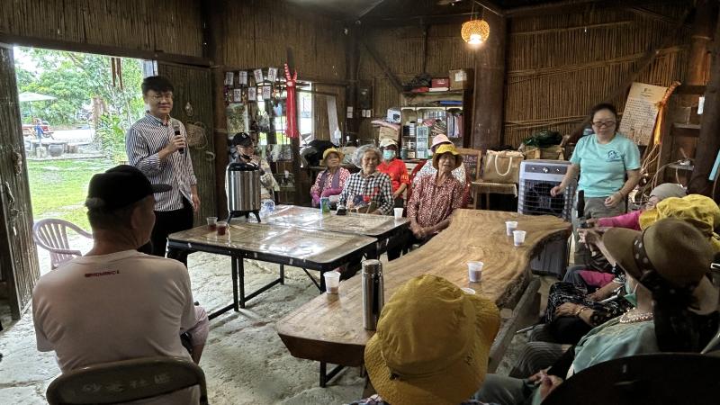 來到砂荖社區寶干青年聚會所  來進行直播的教學