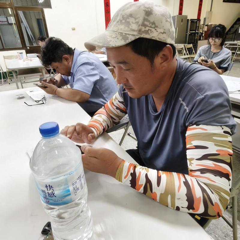 青農、幹部一起學習短影音課程