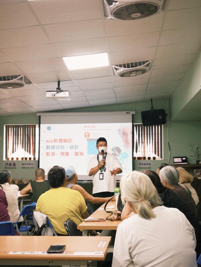 講師介紹虛擬健保卡與健康存摺的基本功能與操作方式