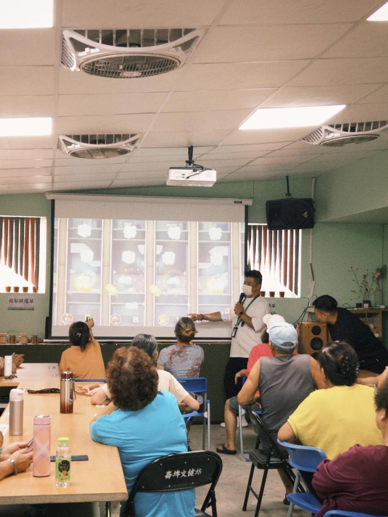 老師邀請長者們體驗SWITCH互動遊戲