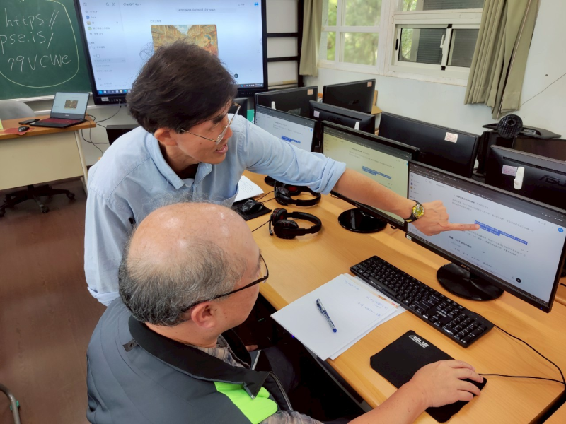 講師指導學員透過AI生圖工具CHATGPT生成繪本圖片