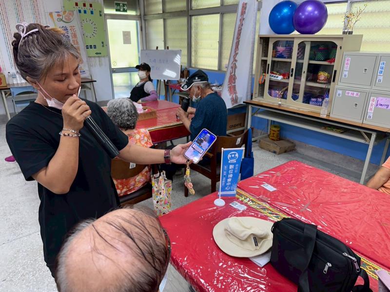 講師展示今日課程手機程式