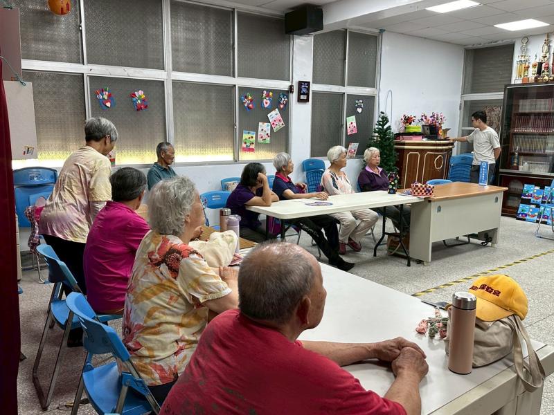 講師親自示範軟體應用功能展示於學員