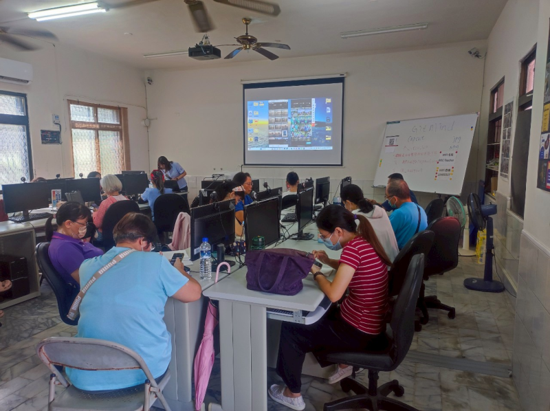 學員專注操作剪映，實作SUNO音樂匯入與影片剪輯整合，課堂學習氣氛充實熱烈。