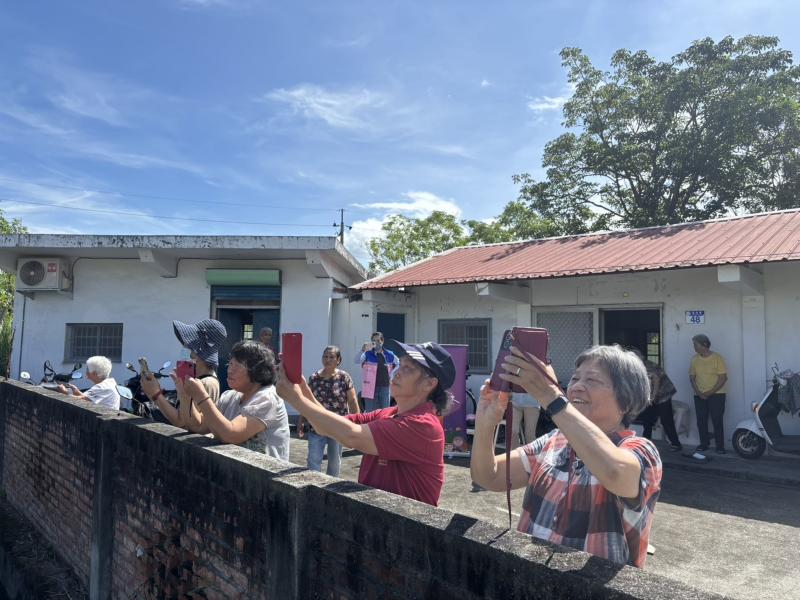 學員拿起自己手機練習拍照及錄影˙