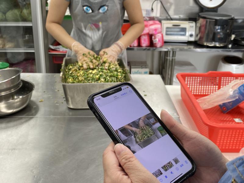 影像紀錄過程，不時地檢查影像的構圖、解析度，調整影像內容和補救缺漏畫面