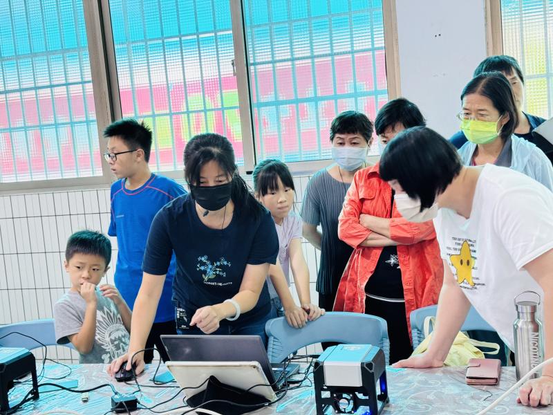 同時這堂課，也搭配小型雷雕來製作鑰匙圈，藉由上課學到的操作來繪製圖案，並了解雷雕機的使用方法，大家都把能把自己繪製出來所喜歡的圖案製作成精美的鑰匙圈，都非常開心!