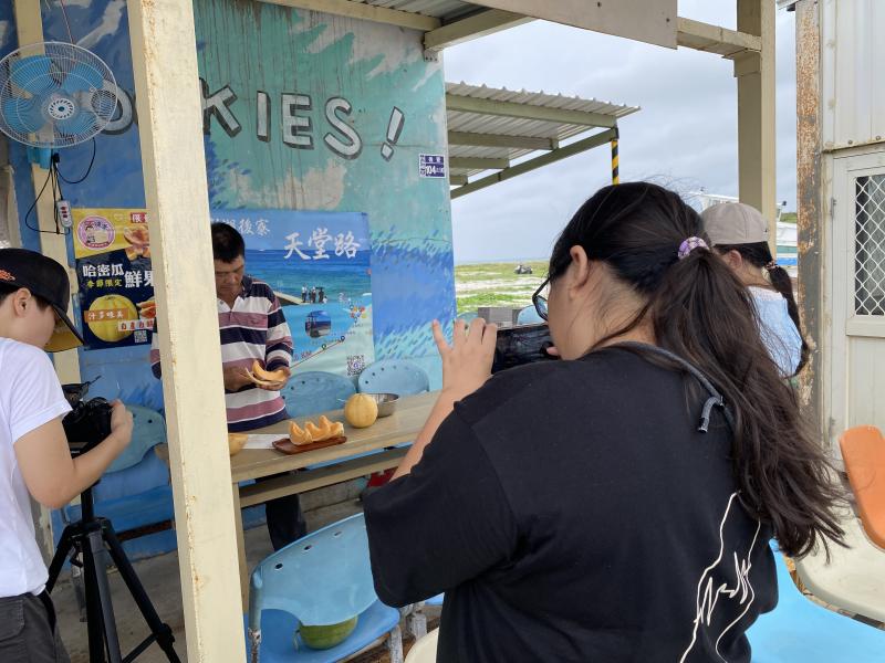 運用多角度技術，結合廣角和中景鏡頭，採取平行視角精準捕捉職人在處理瓜果時的細膩神情