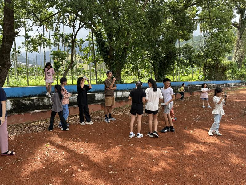 講師以戶外引導方式下達拍攝任務