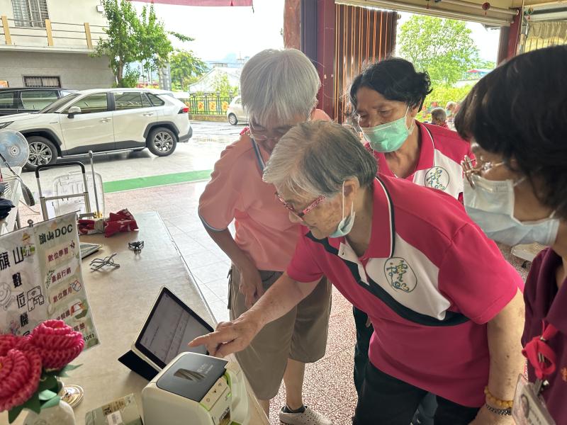 學員自行操作印姓名貼