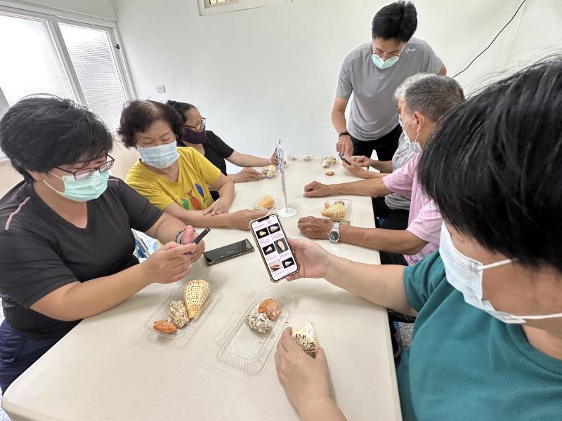 拿出手機拍貝殼，邊學邊回憶童年，科技真的能連結溫度與故事