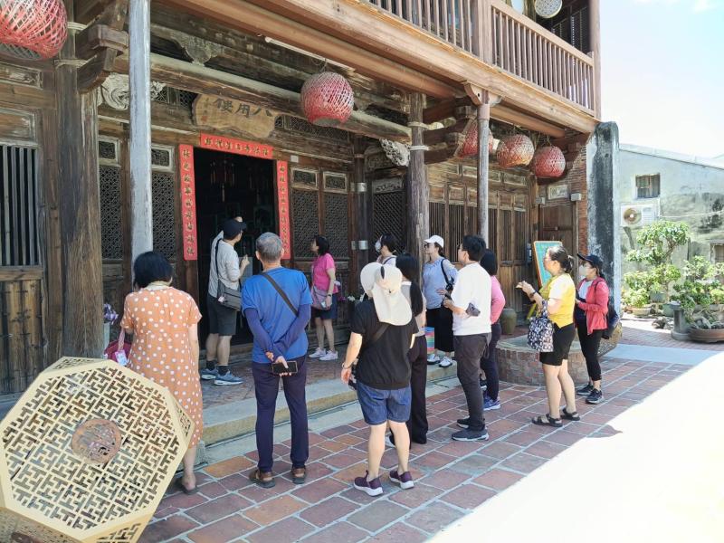 帶領學員實地到八角樓拍攝取景