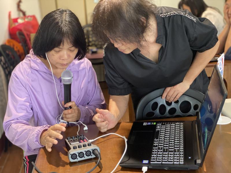 課程中，學員首次摸索錄音設備和筆電，嘗試錄製並且監聽聲音。