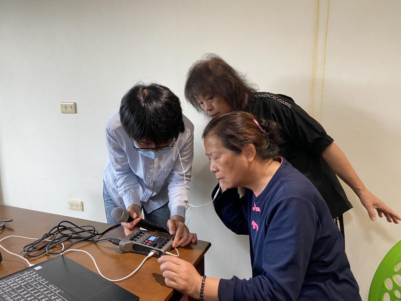 從認識麥克風與音訊介面開始，學員將學習錄音軟體操作，實際錄製內容並透過耳機確認音質。