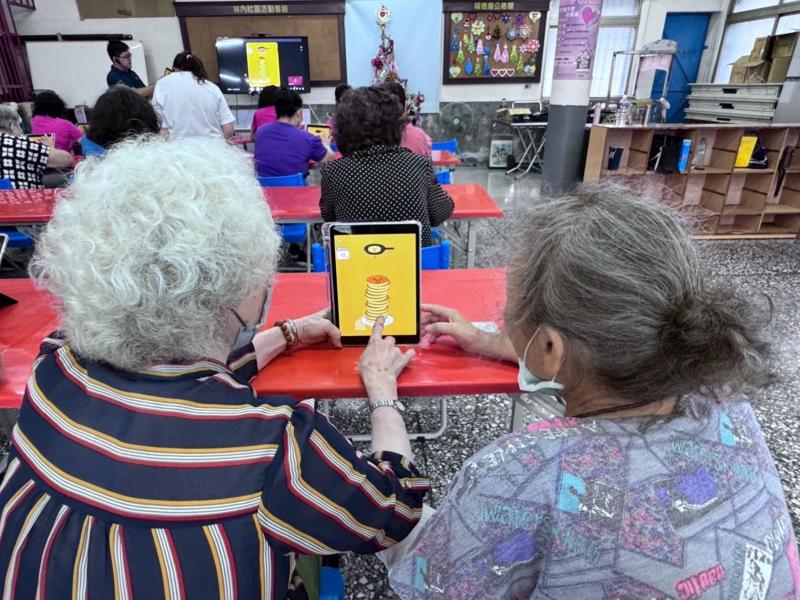 推動行動數位課程，把學習的種子撒向更多社區，陪伴更多長者活出精彩、有活力的銀髮人生！