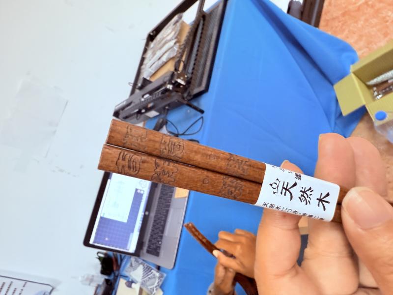 學員設計之雷雕作品餐具「吉祥‧如意與朝羣」