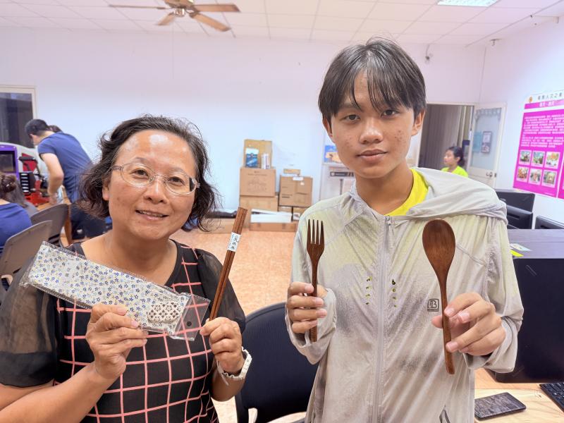 學員設計之雷雕作品餐具「我愛小島‧小島嶼我」