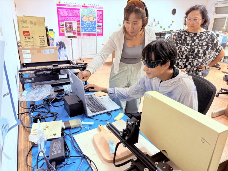 講師帶領學員實際操作設備產出設計