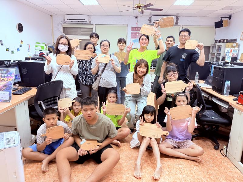 學員在完成自己設計成品後，開心的大合照