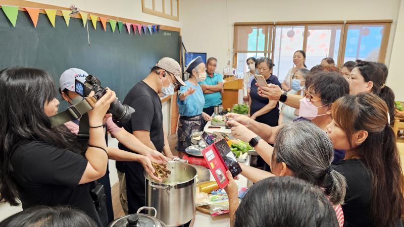 學員們各司其職，為課程製作紀錄。