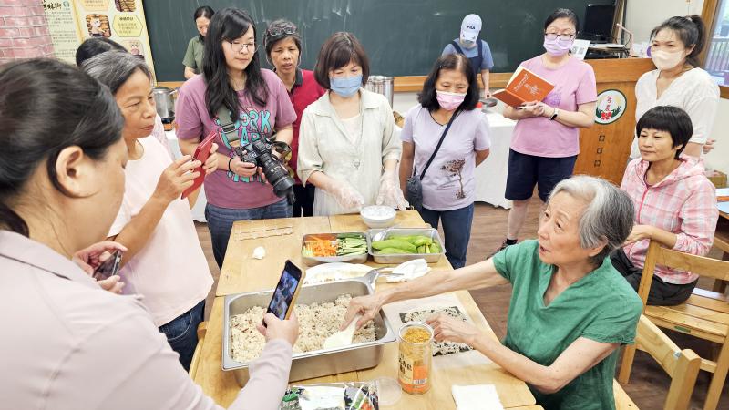 透過講師的實務教學，學員在一旁躍躍欲試。
