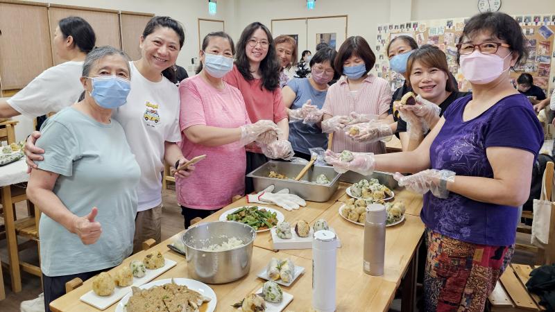 學員們按照老師的指導捏製飯糰。