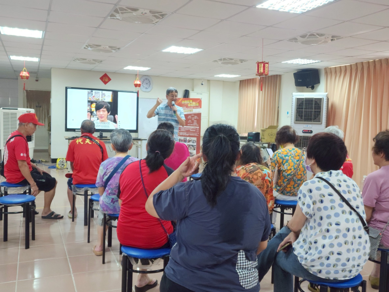 老師準備案例教材及有獎猜圖，讓民衆學習分辨AI生成的圖片，仔細看還是會找到瑕疵之處，這樣就不容易受騙。