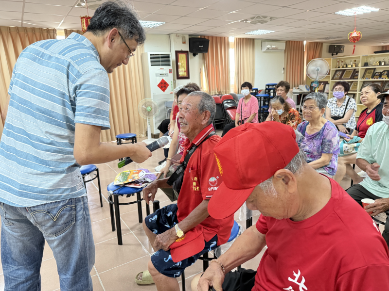 老師問學員，你覺得電視新聞報導和網路新聞都是真的嗎？