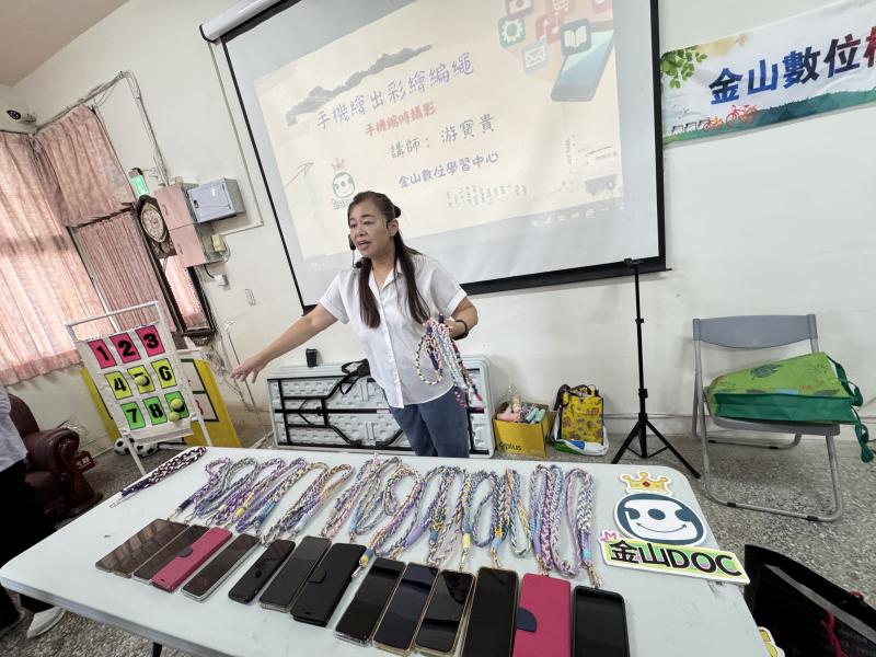 學員們自己製作彩繪手機背帶