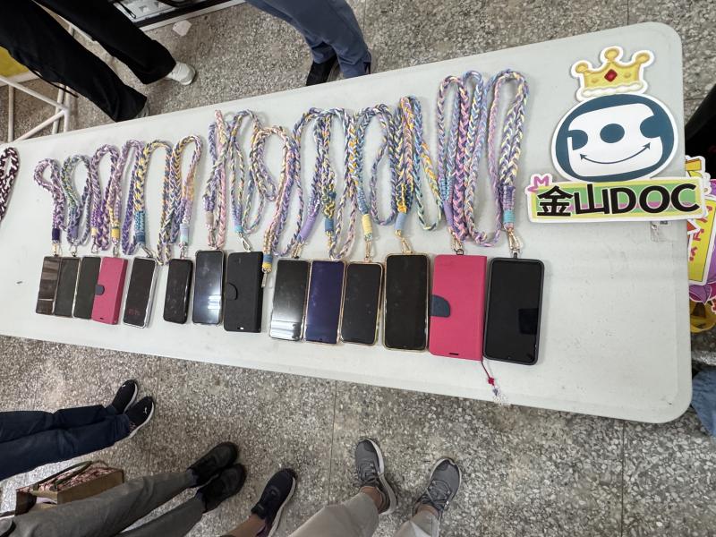 學員們自己製作彩繪手機背帶