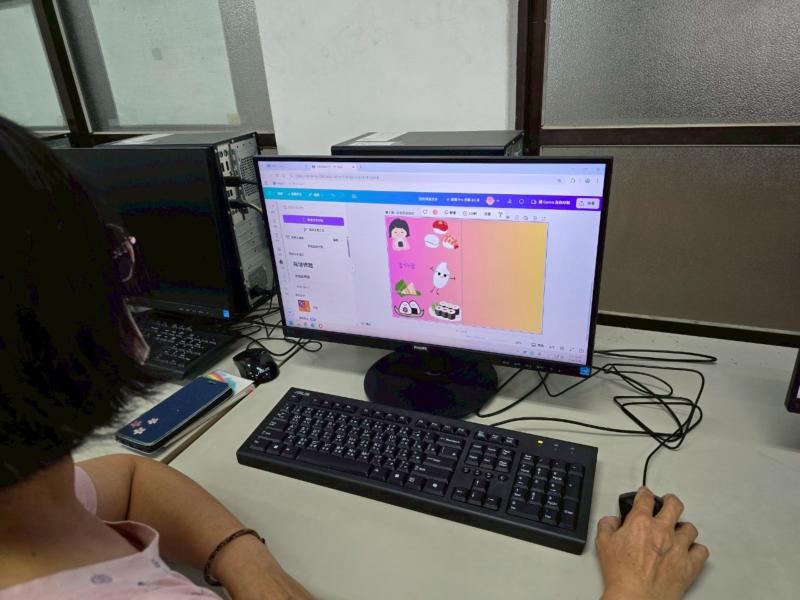 學員們根據老師的指令，設計自己的燈籠版面。