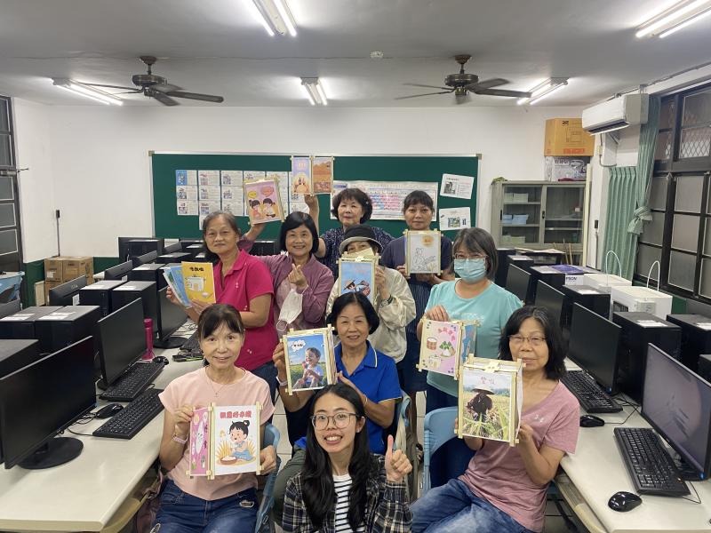 大家拿著自己完成的燈籠作品開心合照。