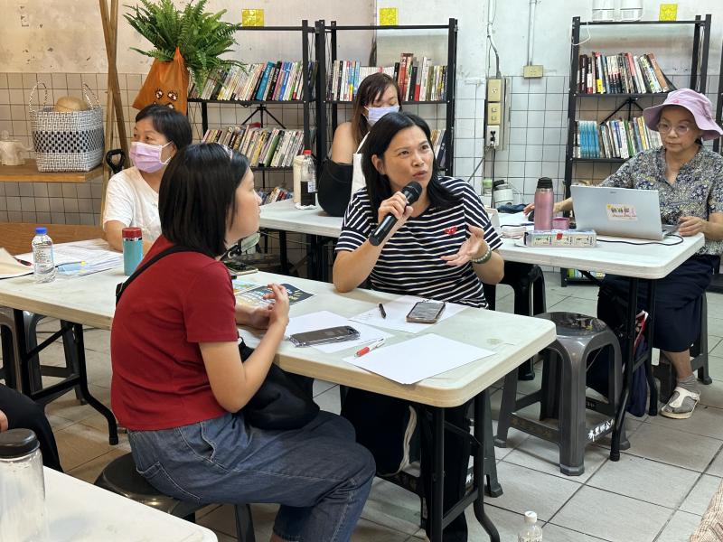 學員現任縣議員分享用AI寫腳本方便寫提案脈絡及社區營造文案條列整理的畫面.